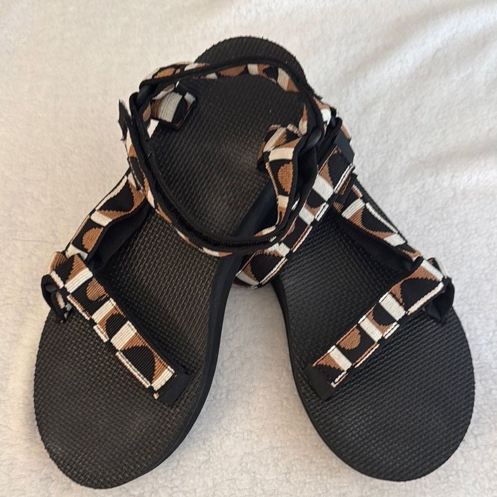 Teva Sandal
9
Multi color
Fun for summer ☀️